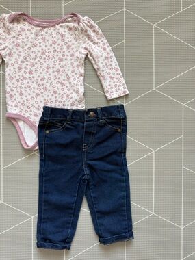 DKNY|Baby girl set,White & blush pink ditsy floral onesie & Dark Blue jeans•12M